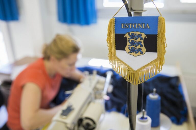 Õmbleja Lipuvabriku ateljees, esiplaanil Estonia vimpel